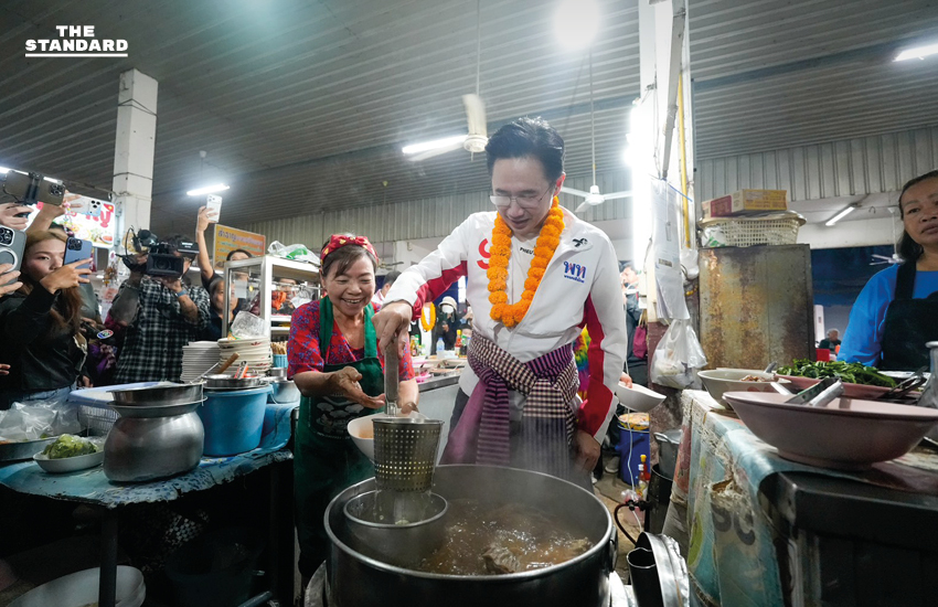 ศ.ดร.ยศชนัน วงศ์สวัสดิ์ แคนดิเดตนายกฯ เพื่อไทย พบปะประชาชนที่ตลาดหนองคาย