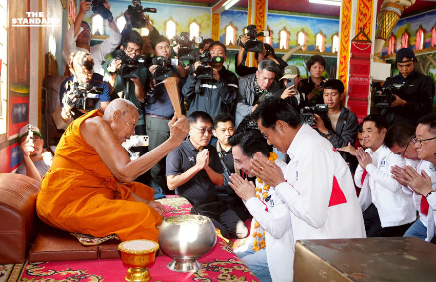 ยศชนันนำทัพเพื่อไทยบุก **สระบุรี** โชว์ลีลาลวกบะหมี่บอกพร้อมดัน **เมืองสระบุรี** สู่เมืองเที่ยว ด้านชาวบ้านมอบพวงมาลัยกะหรี่ปั๊บต้อนรับอบอุ่น 10