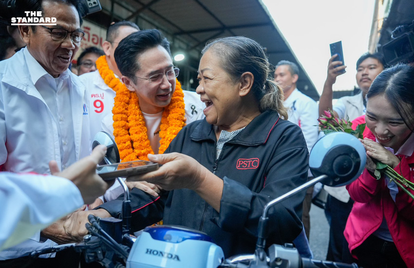 ยศชนันนำทัพเพื่อไทยบุก **สระบุรี** โชว์ลีลาลวกบะหมี่บอกพร้อมดัน **เมืองสระบุรี** สู่เมืองเที่ยว ด้านชาวบ้านมอบพวงมาลัยกะหรี่ปั๊บต้อนรับอบอุ่น 3