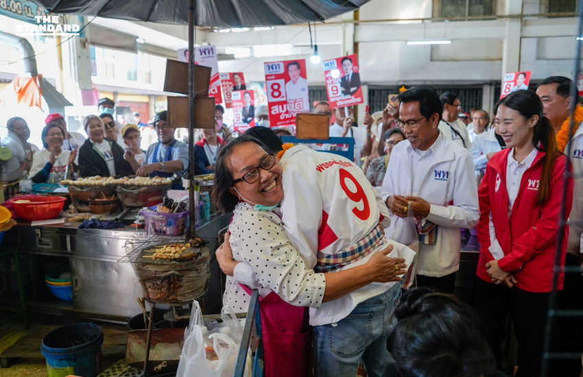 ยศชนันนำทัพเพื่อไทยบุก **สระบุรี** โชว์ลีลาลวกบะหมี่บอกพร้อมดัน **เมืองสระบุรี** สู่เมืองเที่ยว ด้านชาวบ้านมอบพวงมาลัยกะหรี่ปั๊บต้อนรับอบอุ่น 4