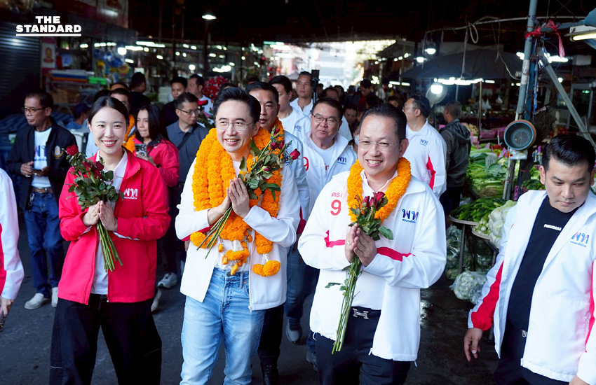 ยศชนันนำทัพเพื่อไทยบุก **สระบุรี** โชว์ลีลาลวกบะหมี่บอกพร้อมดัน **เมืองสระบุรี** สู่เมืองเที่ยว ด้านชาวบ้านมอบพวงมาลัยกะหรี่ปั๊บต้อนรับอบอุ่น 7