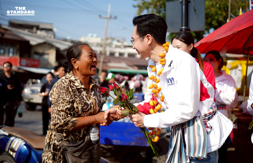 ยศชนันนำทัพเพื่อไทยบุก **สระบุรี** โชว์ลีลาลวกบะหมี่บอกพร้อมดัน **เมืองสระบุรี** สู่เมืองเที่ยว ด้านชาวบ้านมอบพวงมาลัยกะหรี่ปั๊บต้อนรับอบอุ่น 8