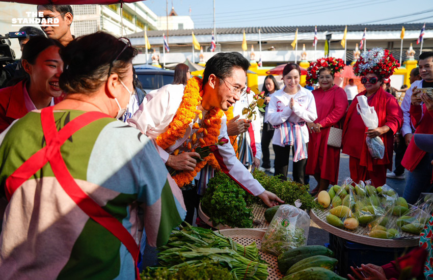 ยศชนันนำทัพเพื่อไทยบุก **สระบุรี** โชว์ลีลาลวกบะหมี่บอกพร้อมดัน **เมืองสระบุรี** สู่เมืองเที่ยว ด้านชาวบ้านมอบพวงมาลัยกะหรี่ปั๊บต้อนรับอบอุ่น 9