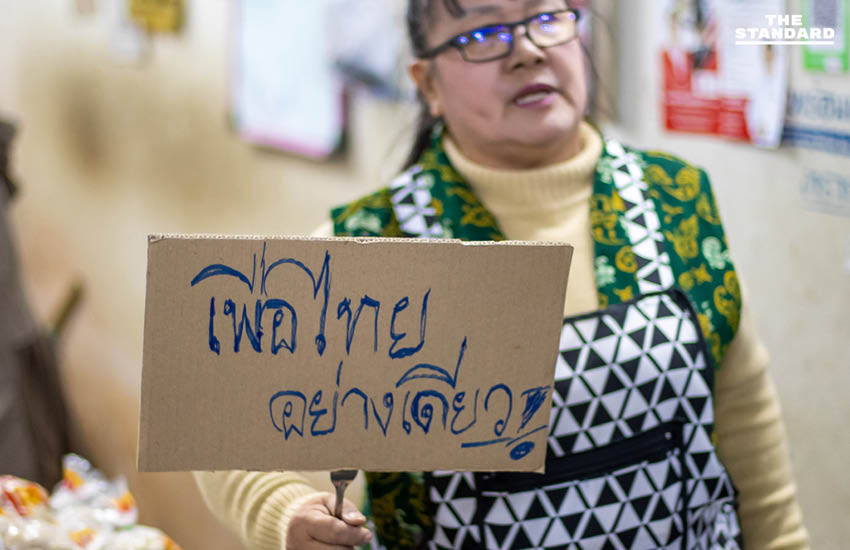 ยศชนัน บุกตลาดเช้าสารภี พ่อค้าแม่ค้าแห่มอบพวงมาลัยแคบหมูต้อนรับคึกคัก บอกจะพลิกฟื้น **เชียงใหม่** เริ่มต้นที่อากาศสะอาด 1