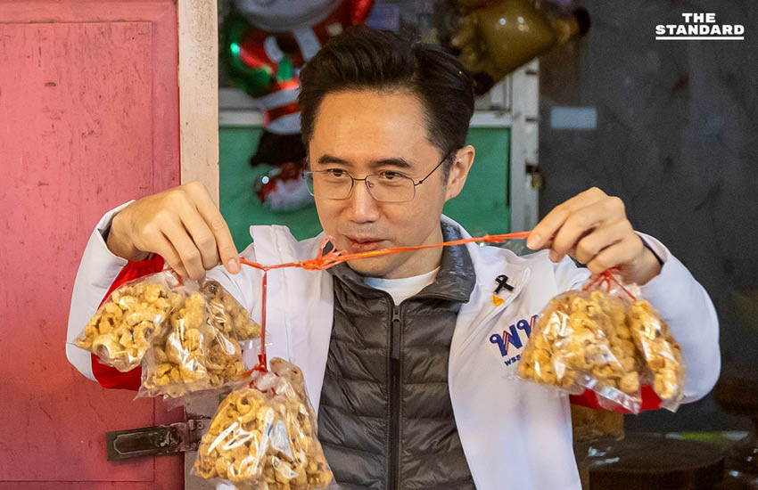 ยศชนัน บุกตลาดเช้าสารภี พ่อค้าแม่ค้าแห่มอบพวงมาลัยแคบหมูต้อนรับคึกคัก บอกจะพลิกฟื้น **เชียงใหม่** เริ่มต้นที่อากาศสะอาด 8