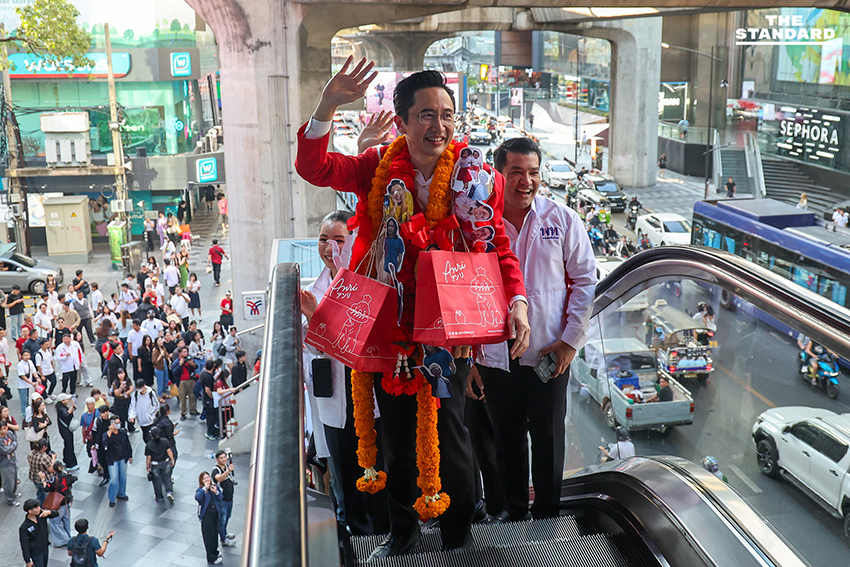 ศ.ดร.ยศชนัน วงศ์สวัสดิ์ กำลังซาวด์เช็คบนเวทีปราศรัยใหญ่ที่สยามพารากอน พร้อมมีวัยรุ่นมอบพวงมาลัยรูปถ่ายให้กำลังใจ 1