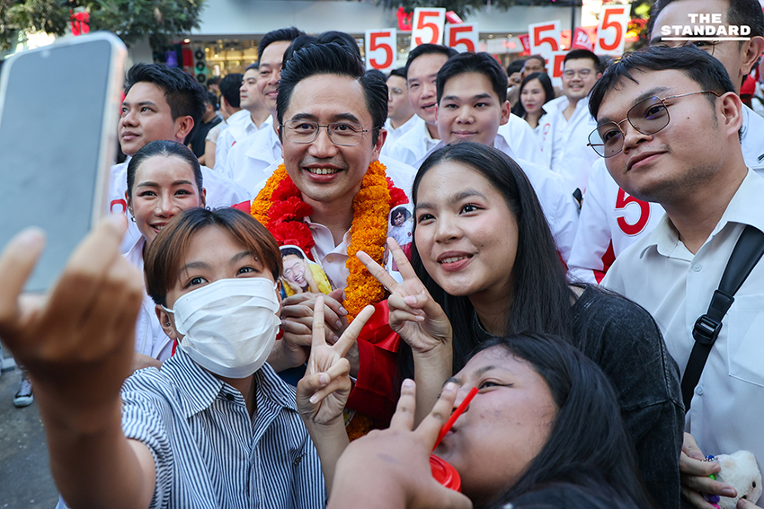 ศ.ดร.ยศชนัน วงศ์สวัสดิ์ กำลังซาวด์เช็คบนเวทีปราศรัยใหญ่ที่สยามพารากอน พร้อมมีวัยรุ่นมอบพวงมาลัยรูปถ่ายให้กำลังใจ 10