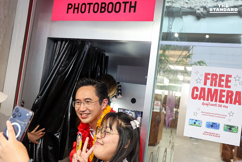 ศ.ดร.ยศชนัน วงศ์สวัสดิ์ กำลังซาวด์เช็คบนเวทีปราศรัยใหญ่ที่สยามพารากอน พร้อมมีวัยรุ่นมอบพวงมาลัยรูปถ่ายให้กำลังใจ 11