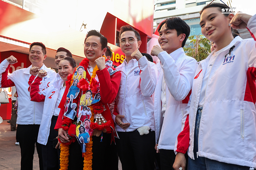 ศ.ดร.ยศชนัน วงศ์สวัสดิ์ กำลังซาวด์เช็คบนเวทีปราศรัยใหญ่ที่สยามพารากอน พร้อมมีวัยรุ่นมอบพวงมาลัยรูปถ่ายให้กำลังใจ 12