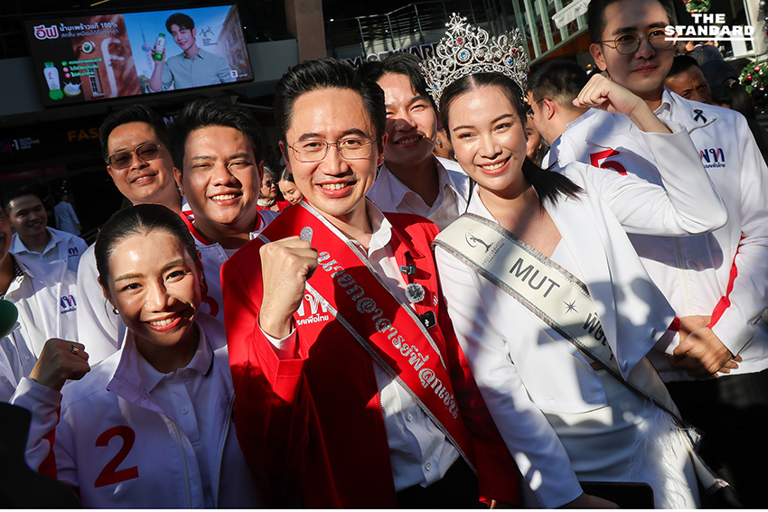 ศ.ดร.ยศชนัน วงศ์สวัสดิ์ กำลังซาวด์เช็คบนเวทีปราศรัยใหญ่ที่สยามพารากอน พร้อมมีวัยรุ่นมอบพวงมาลัยรูปถ่ายให้กำลังใจ 2