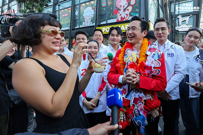 ศ.ดร.ยศชนัน วงศ์สวัสดิ์ กำลังซาวด์เช็คบนเวทีปราศรัยใหญ่ที่สยามพารากอน พร้อมมีวัยรุ่นมอบพวงมาลัยรูปถ่ายให้กำลังใจ 4