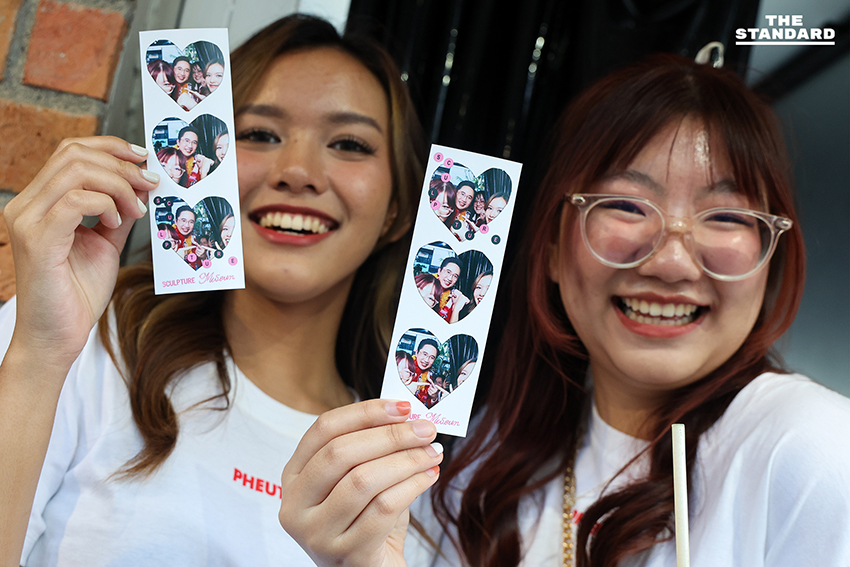 ศ.ดร.ยศชนัน วงศ์สวัสดิ์ กำลังซาวด์เช็คบนเวทีปราศรัยใหญ่ที่สยามพารากอน พร้อมมีวัยรุ่นมอบพวงมาลัยรูปถ่ายให้กำลังใจ 5