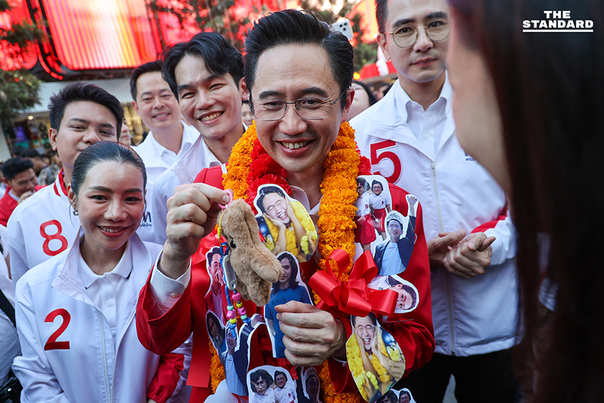 ศ.ดร.ยศชนัน วงศ์สวัสดิ์ กำลังซาวด์เช็คบนเวทีปราศรัยใหญ่ที่สยามพารากอน พร้อมมีวัยรุ่นมอบพวงมาลัยรูปถ่ายให้กำลังใจ 6