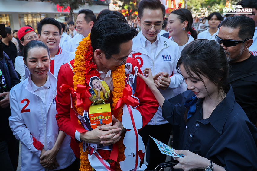 ศ.ดร.ยศชนัน วงศ์สวัสดิ์ กำลังซาวด์เช็คบนเวทีปราศรัยใหญ่ที่สยามพารากอน พร้อมมีวัยรุ่นมอบพวงมาลัยรูปถ่ายให้กำลังใจ 7