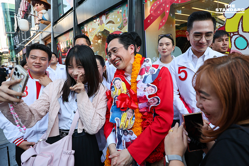 ศ.ดร.ยศชนัน วงศ์สวัสดิ์ กำลังซาวด์เช็คบนเวทีปราศรัยใหญ่ที่สยามพารากอน พร้อมมีวัยรุ่นมอบพวงมาลัยรูปถ่ายให้กำลังใจ 8