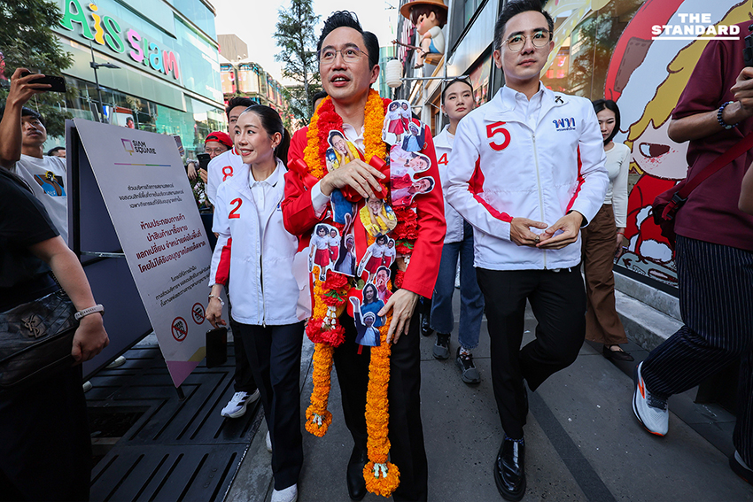 ศ.ดร.ยศชนัน วงศ์สวัสดิ์ กำลังซาวด์เช็คบนเวทีปราศรัยใหญ่ที่สยามพารากอน พร้อมมีวัยรุ่นมอบพวงมาลัยรูปถ่ายให้กำลังใจ 9