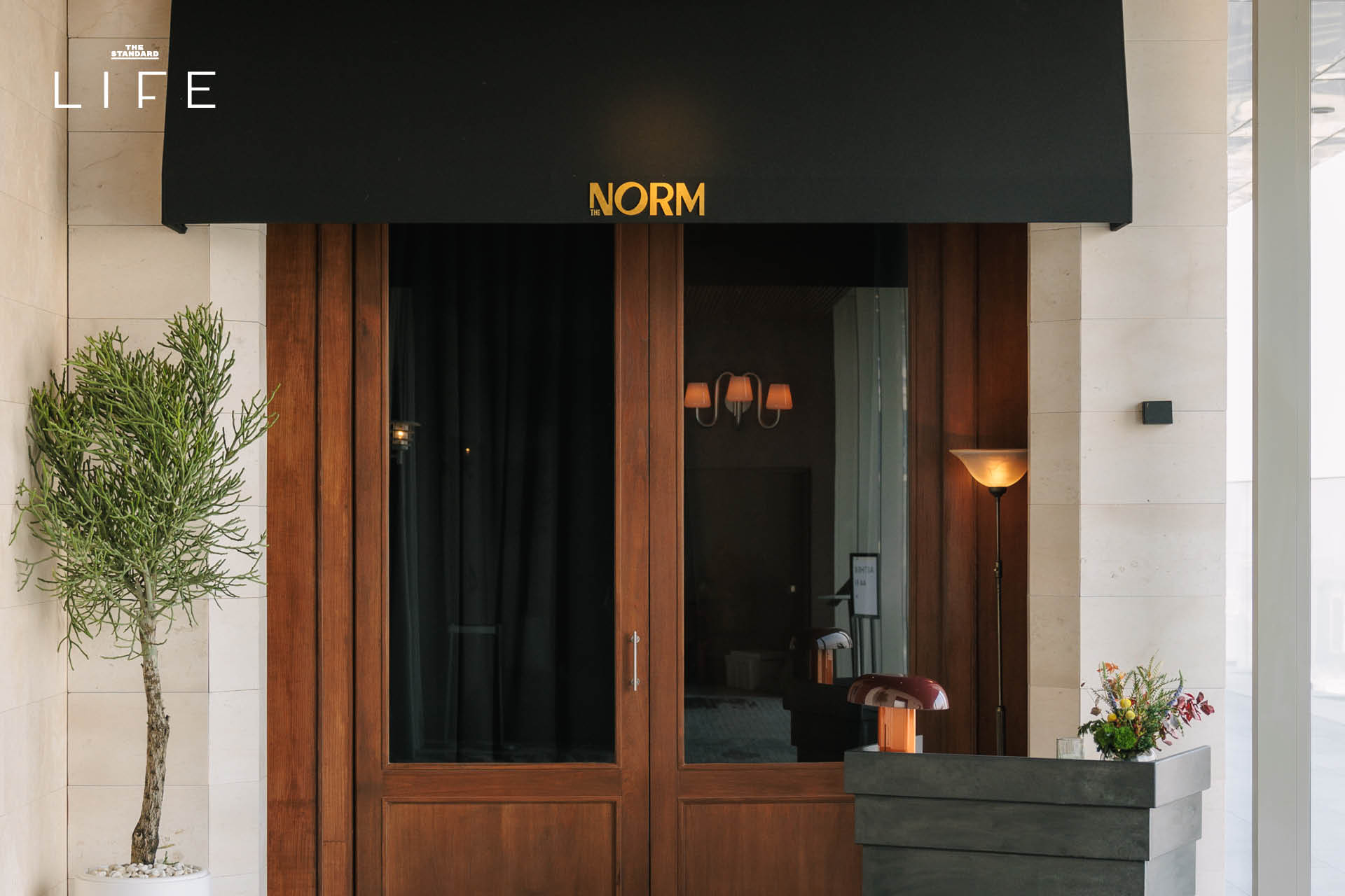 The NORM Bangkok บนชั้น 42 ตกแต่งด้วยเฟอร์นิเจอร์ Fritz Hansen
