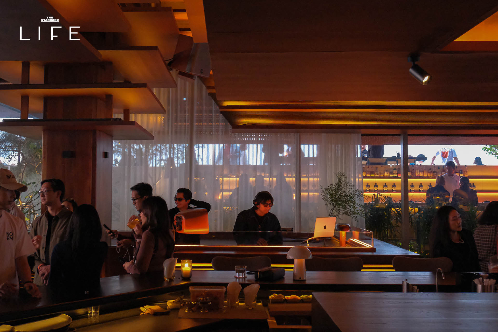 The NORM Bangkok บนชั้น 42 ตกแต่งด้วยเฟอร์นิเจอร์ Fritz Hansen