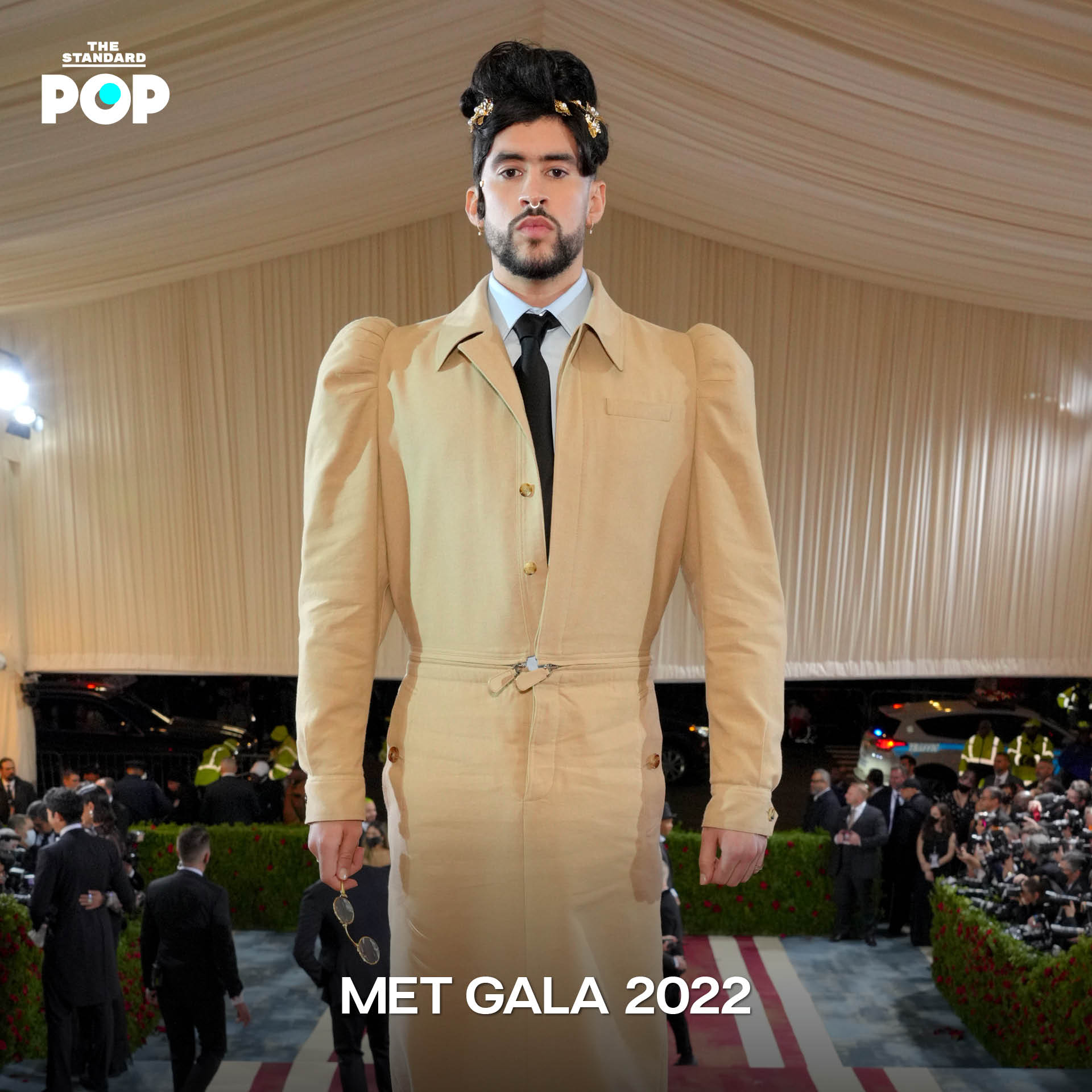 Bad Bunny ในชุดดีไซน์ล้ำสมัยที่สะท้อนถึงสไตล์ไร้เพศ (Genderless Fashion)