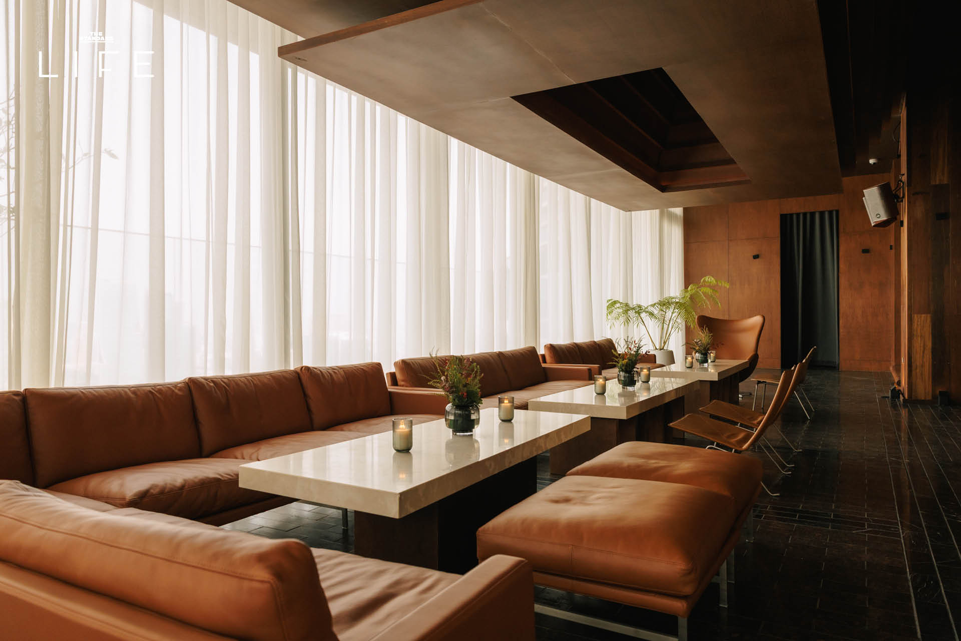 The NORM Bangkok บนชั้น 42 ตกแต่งด้วยเฟอร์นิเจอร์ Fritz Hansen