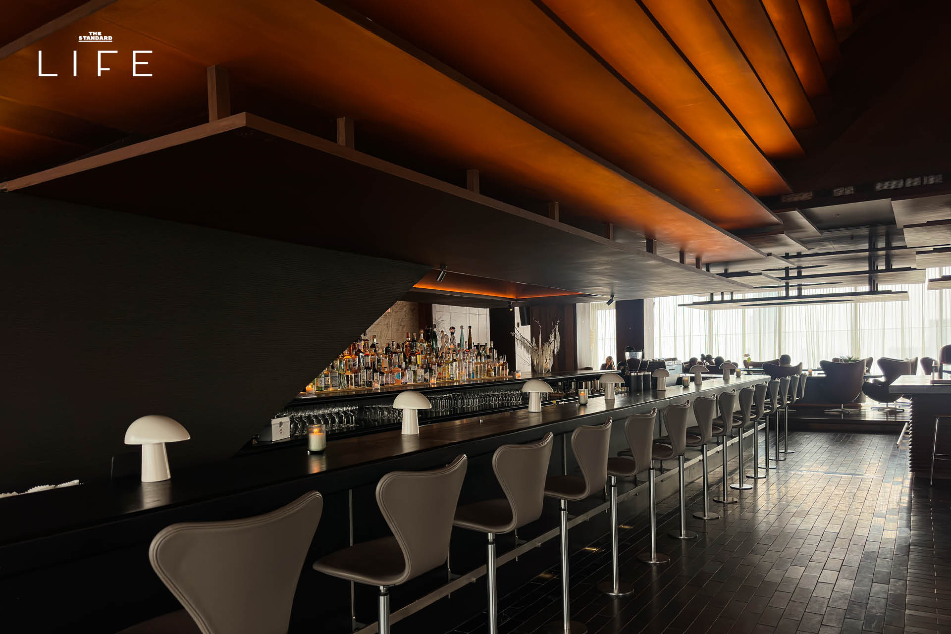 The NORM Bangkok บนชั้น 42 ตกแต่งด้วยเฟอร์นิเจอร์ Fritz Hansen