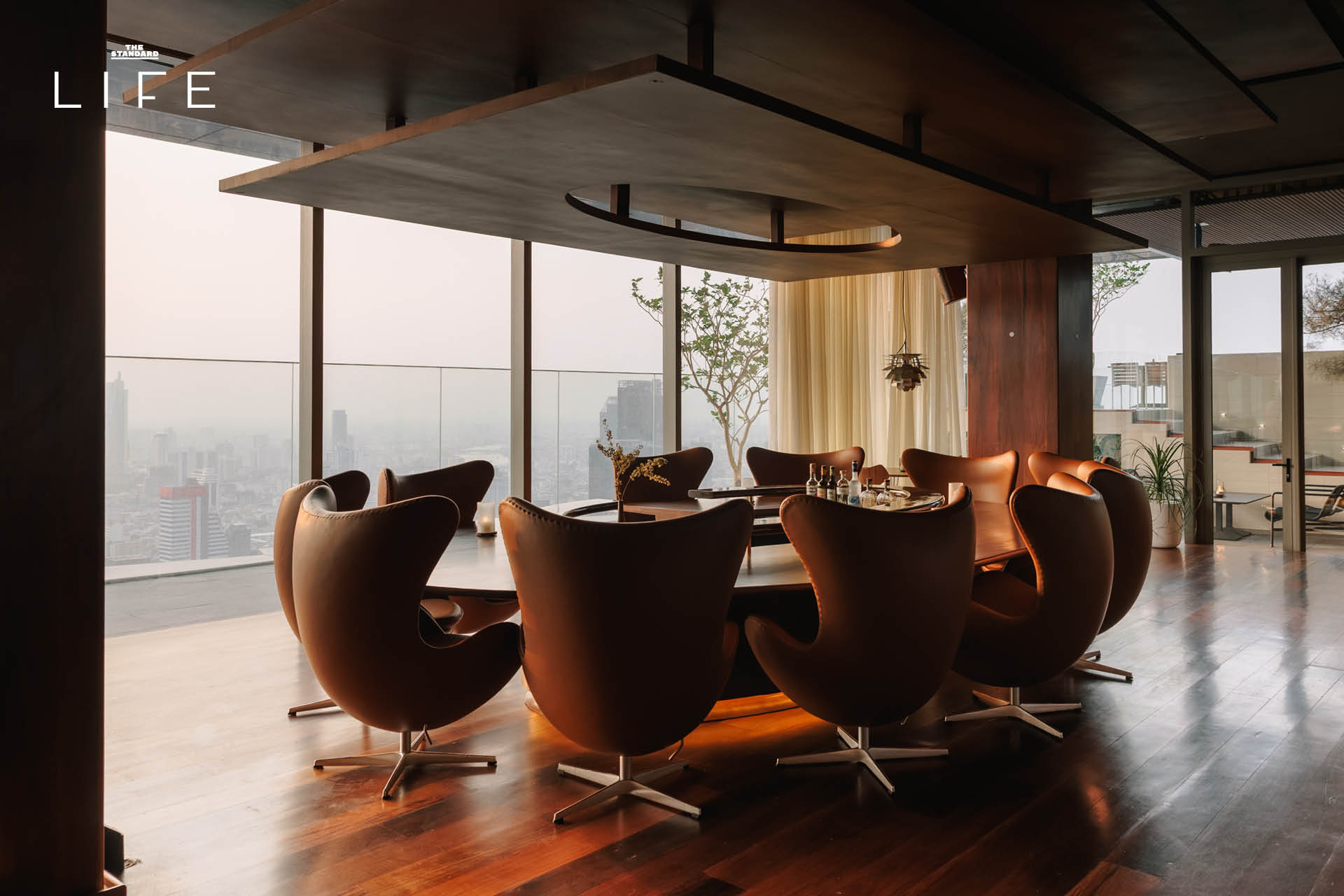 The NORM Bangkok บนชั้น 42 ตกแต่งด้วยเฟอร์นิเจอร์ Fritz Hansen