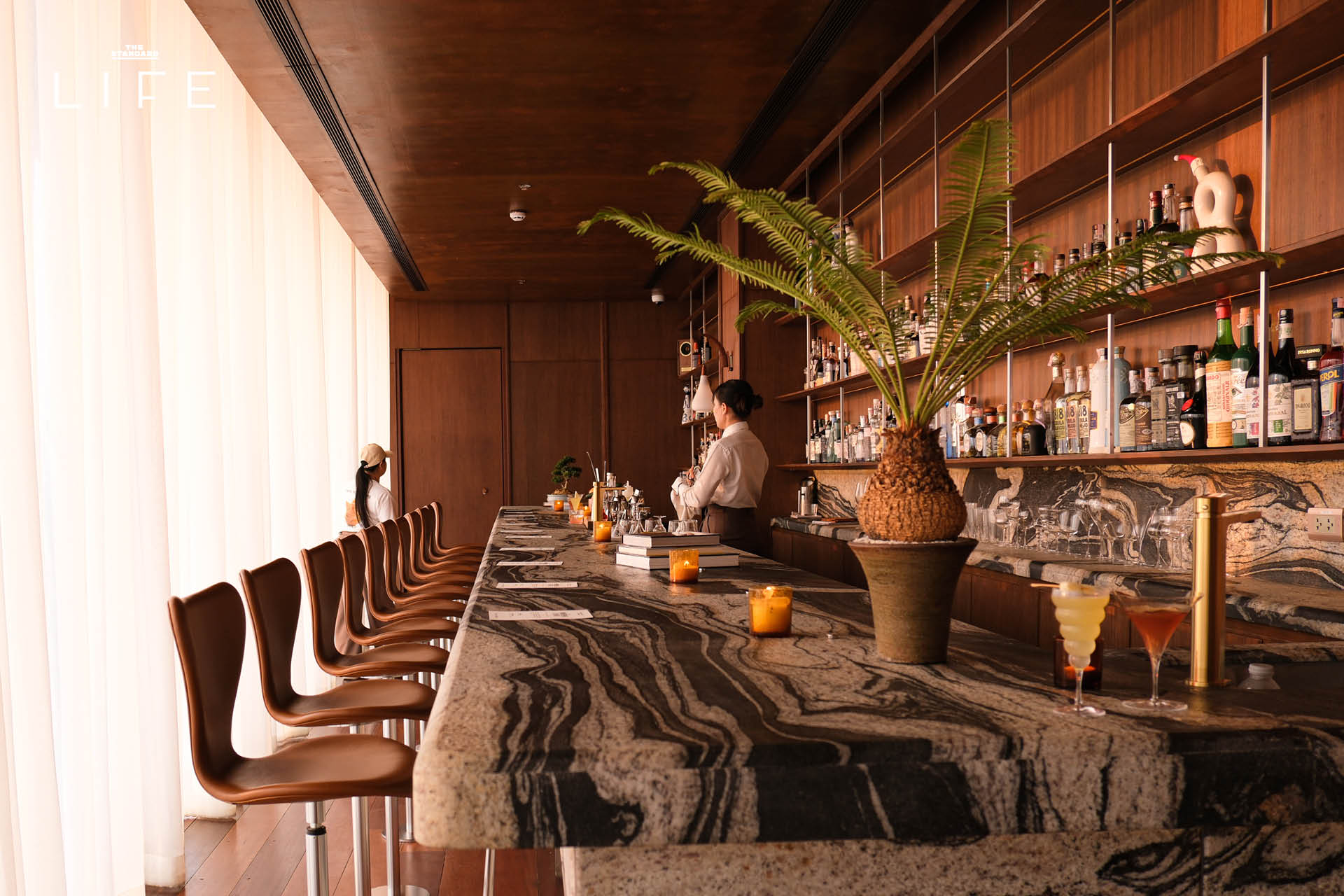 The NORM Bangkok บนชั้น 42 ตกแต่งด้วยเฟอร์นิเจอร์ Fritz Hansen