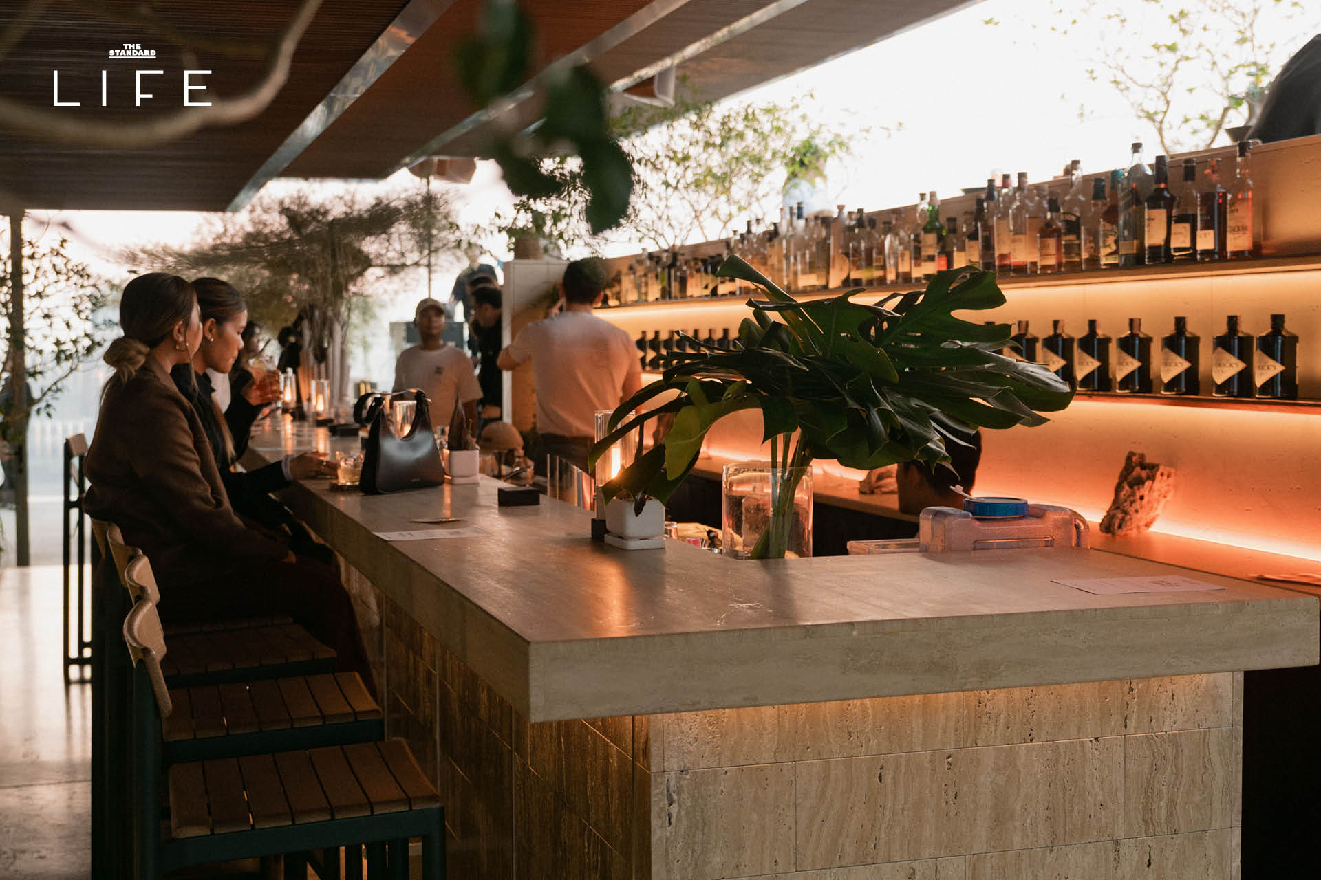 The NORM Bangkok บนชั้น 42 ตกแต่งด้วยเฟอร์นิเจอร์ Fritz Hansen