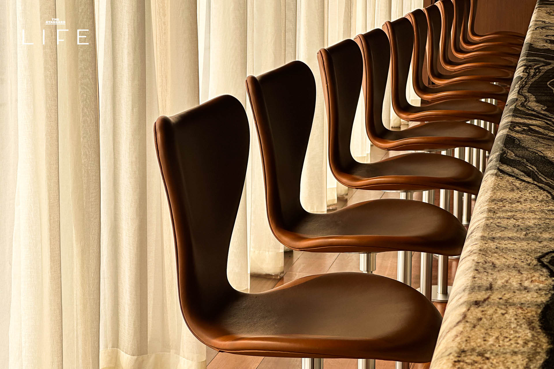 The NORM Bangkok บนชั้น 42 ตกแต่งด้วยเฟอร์นิเจอร์ Fritz Hansen