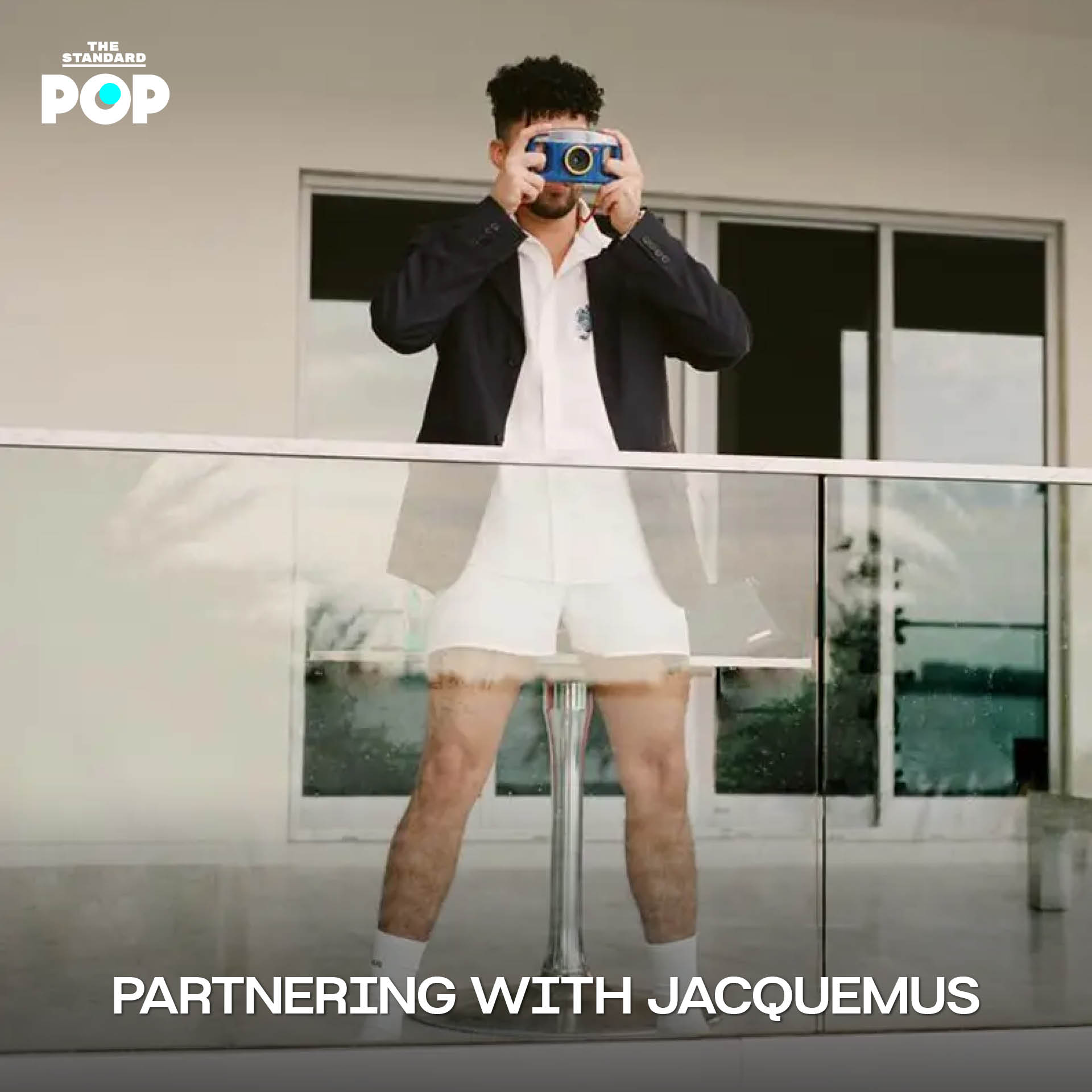 Bad Bunny ในชุดดีไซน์ล้ำสมัยที่สะท้อนถึงสไตล์ไร้เพศ (Genderless Fashion)