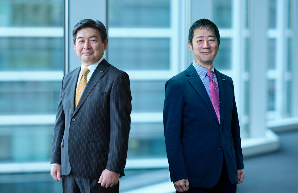 ชิโระ คิกูจิ รองประธานบริษัท ฟูจิฟิล์ม บิสซิเนส อินโนเวชั่น (ซ้าย) โมโตรุ ทากิซาวะ ผู้จัดการทั่วไป ฝ่ายการตลาดโซลูชันธุรกิจ (ขวา) 