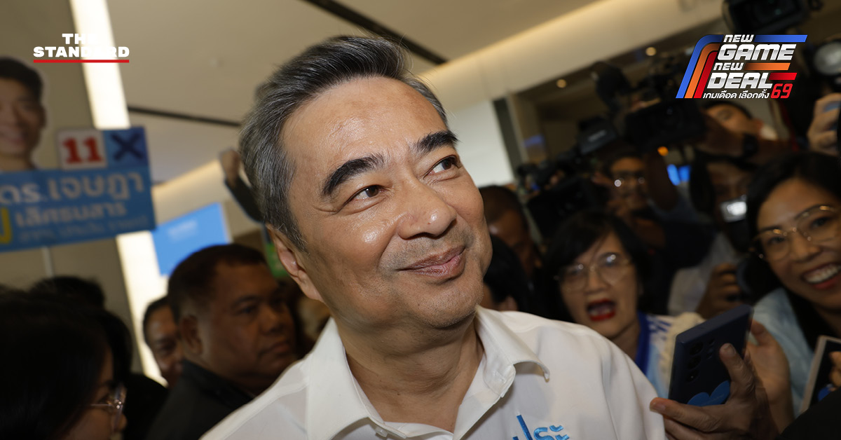 อภิสิทธิ์ เวชชาชีวะ หัวหน้าพรรคประชาธิปัตย์ ให้สัมภาษณ์สื่อมวลชน