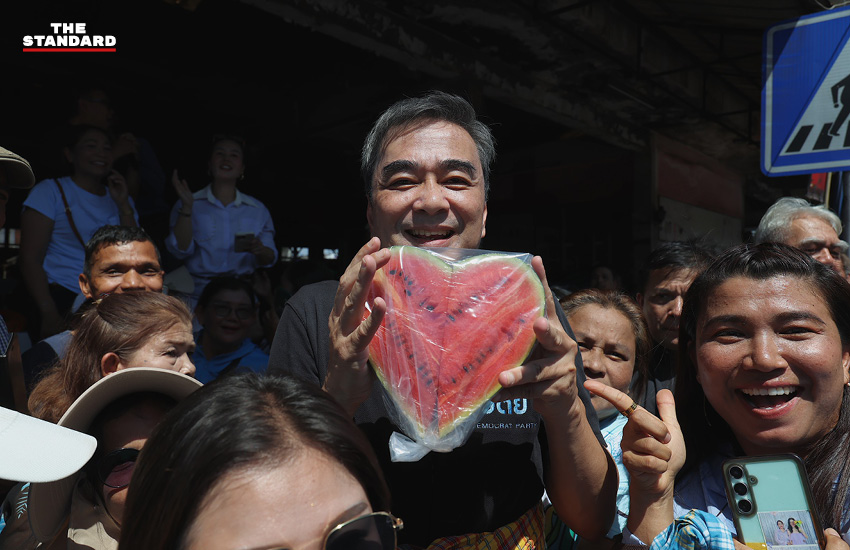 อภิสิทธิ์ เวชชาชีวะ หาเสียงที่ตลาดทุ่งยาว ตรัง โดยมีประชาชนให้การต้อนรับและชูรูป ชวน หลีกภัย 1