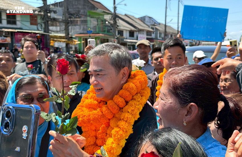 อภิสิทธิ์ เวชชาชีวะ หาเสียงที่ตลาดทุ่งยาว ตรัง โดยมีประชาชนให้การต้อนรับและชูรูป ชวน หลีกภัย 2