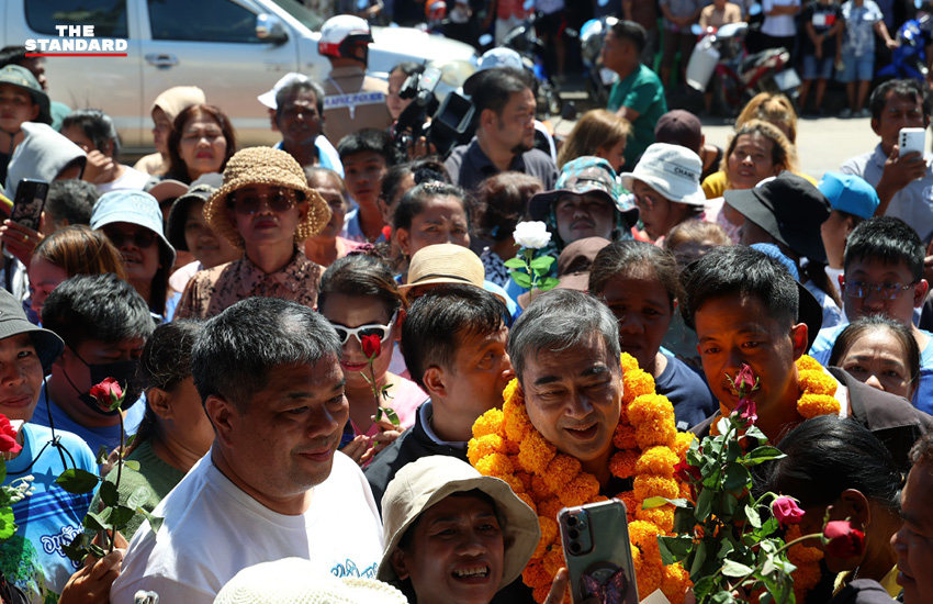 อภิสิทธิ์ เวชชาชีวะ หาเสียงที่ตลาดทุ่งยาว ตรัง โดยมีประชาชนให้การต้อนรับและชูรูป ชวน หลีกภัย 4