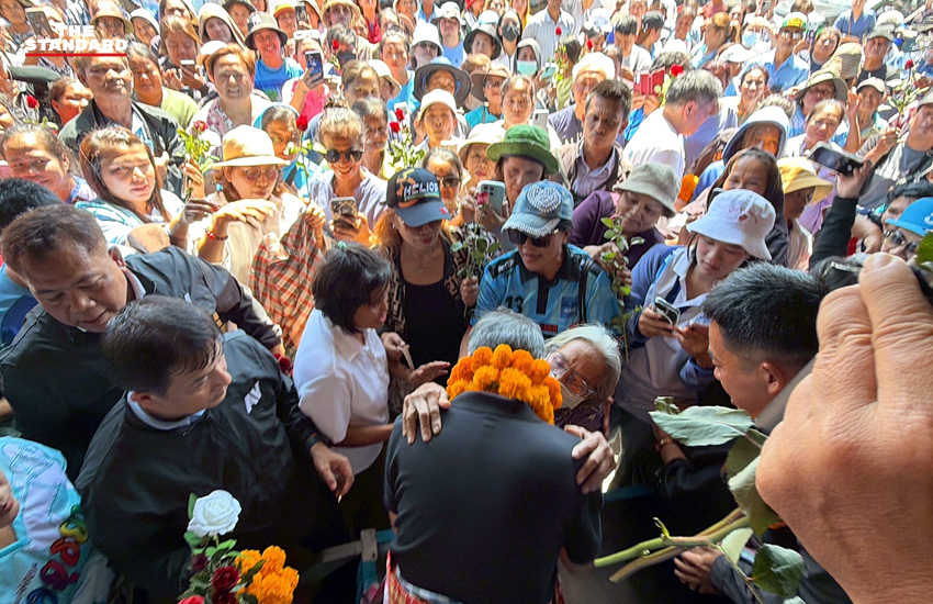 อภิสิทธิ์ เวชชาชีวะ หาเสียงที่ตลาดทุ่งยาว ตรัง โดยมีประชาชนให้การต้อนรับและชูรูป ชวน หลีกภัย 5