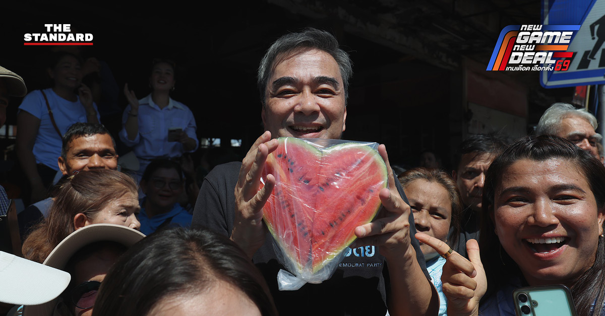 อภิสิทธิ์ เวชชาชีวะ หาเสียงที่ตลาดทุ่งยาว ตรัง โดยมีประชาชนให้การต้อนรับและชูรูป ชวน หลีกภัย