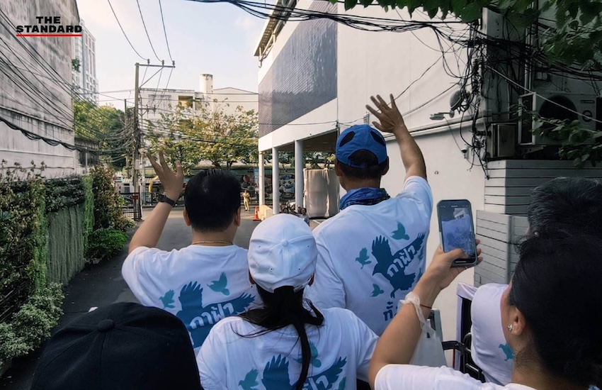 อภิสิทธิ์ เวชชาชีวะ หัวหน้าพรรคประชาธิปัตย์ นำทีมปล่อยขบวนรถแห่หาเสียงโค้งสุดท้ายรอบกรุงเทพมหานคร 5