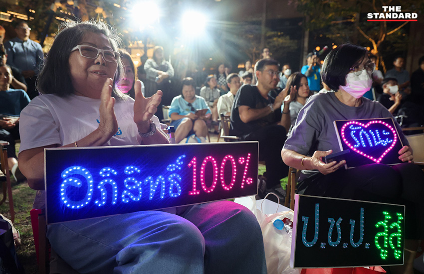 ภาพ อภิสิทธิ์ เวชชาชีวะ ปราศรัยเวทีพรรคประชาธิปัตย์ ชู ‘ทางรอดที่ปลอดภัย’ 6