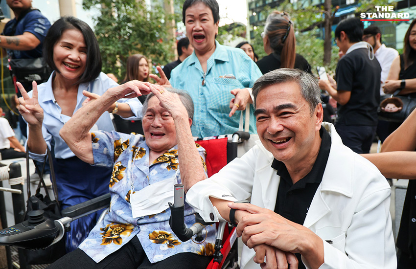 ภาพ อภิสิทธิ์ เวชชาชีวะ ปราศรัยเวทีพรรคประชาธิปัตย์ ชู ‘ทางรอดที่ปลอดภัย’ 7