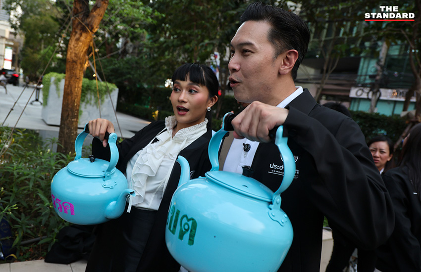 ภาพ อภิสิทธิ์ เวชชาชีวะ ปราศรัยเวทีพรรคประชาธิปัตย์ ชู ‘ทางรอดที่ปลอดภัย’ 8