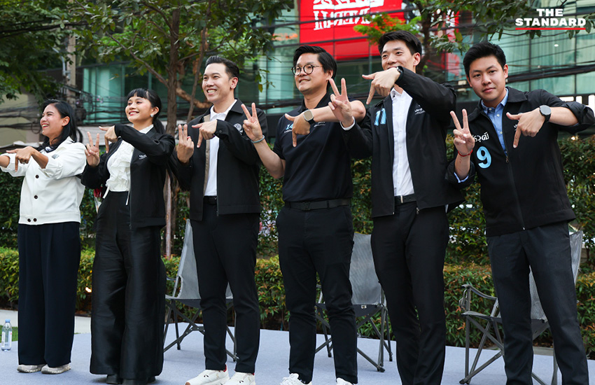 ภาพ อภิสิทธิ์ เวชชาชีวะ ปราศรัยเวทีพรรคประชาธิปัตย์ ชู ‘ทางรอดที่ปลอดภัย’ 9