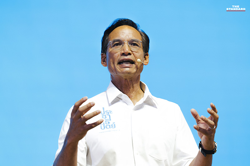 อภิสิทธิ์ เวชชาชีวะ ขณะขึ้นเวทีปราศรัยใหญ่ปิดท้าย ชูวิสัยทัศน์ 'ทางรอดที่ปลอดภัย' พร้อมชี้ 5 จุดตายของประเทศและประกาศสู้กับการทุจริตและทุนสีเทา 1