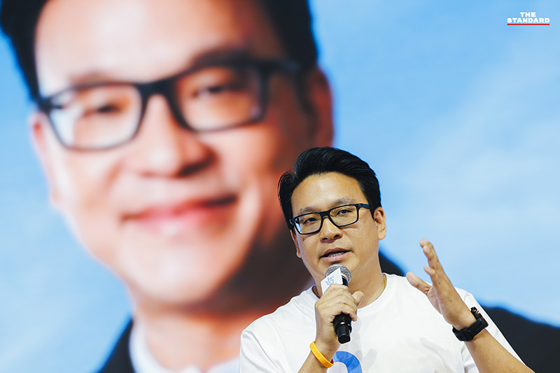 อภิสิทธิ์ เวชชาชีวะ ขณะขึ้นเวทีปราศรัยใหญ่ปิดท้าย ชูวิสัยทัศน์ 'ทางรอดที่ปลอดภัย' พร้อมชี้ 5 จุดตายของประเทศและประกาศสู้กับการทุจริตและทุนสีเทา 10