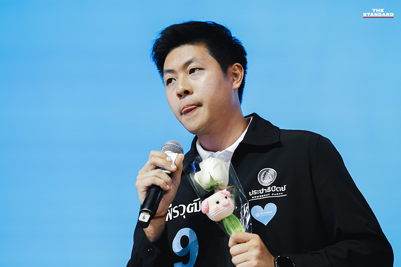 อภิสิทธิ์ เวชชาชีวะ ขณะขึ้นเวทีปราศรัยใหญ่ปิดท้าย ชูวิสัยทัศน์ 'ทางรอดที่ปลอดภัย' พร้อมชี้ 5 จุดตายของประเทศและประกาศสู้กับการทุจริตและทุนสีเทา 12