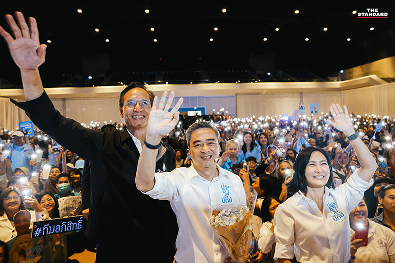 อภิสิทธิ์ เวชชาชีวะ ขณะขึ้นเวทีปราศรัยใหญ่ปิดท้าย ชูวิสัยทัศน์ 'ทางรอดที่ปลอดภัย' พร้อมชี้ 5 จุดตายของประเทศและประกาศสู้กับการทุจริตและทุนสีเทา 15