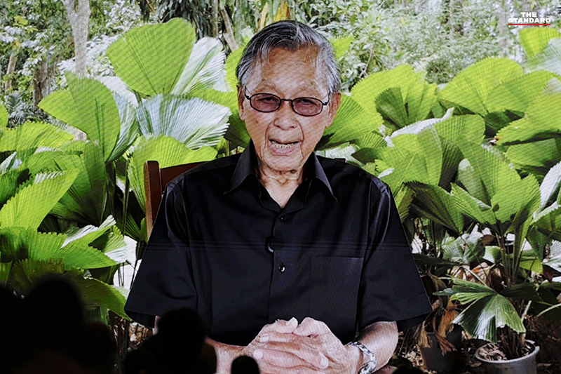 อภิสิทธิ์ เวชชาชีวะ ขณะขึ้นเวทีปราศรัยใหญ่ปิดท้าย ชูวิสัยทัศน์ 'ทางรอดที่ปลอดภัย' พร้อมชี้ 5 จุดตายของประเทศและประกาศสู้กับการทุจริตและทุนสีเทา 4