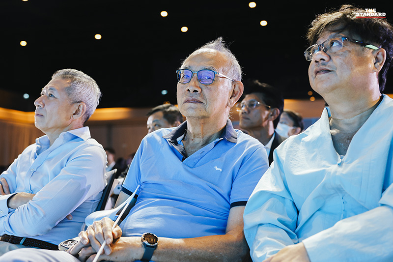 อภิสิทธิ์ เวชชาชีวะ ขณะขึ้นเวทีปราศรัยใหญ่ปิดท้าย ชูวิสัยทัศน์ 'ทางรอดที่ปลอดภัย' พร้อมชี้ 5 จุดตายของประเทศและประกาศสู้กับการทุจริตและทุนสีเทา 5