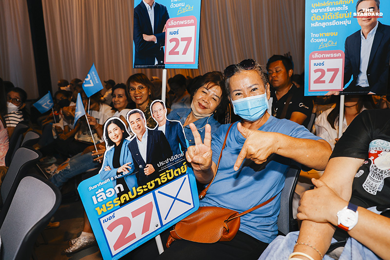 อภิสิทธิ์ เวชชาชีวะ ขณะขึ้นเวทีปราศรัยใหญ่ปิดท้าย ชูวิสัยทัศน์ 'ทางรอดที่ปลอดภัย' พร้อมชี้ 5 จุดตายของประเทศและประกาศสู้กับการทุจริตและทุนสีเทา 6