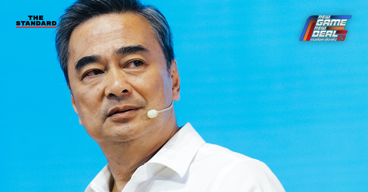 อภิสิทธิ์ เวชชาชีวะ ขณะขึ้นเวทีปราศรัยใหญ่ปิดท้าย ชูวิสัยทัศน์ 'ทางรอดที่ปลอดภัย' พร้อมชี้ 5 จุดตายของประเทศและประกาศสู้กับการทุจริตและทุนสีเทา